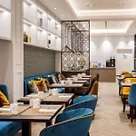 Отель Eurostars Puerta Real
